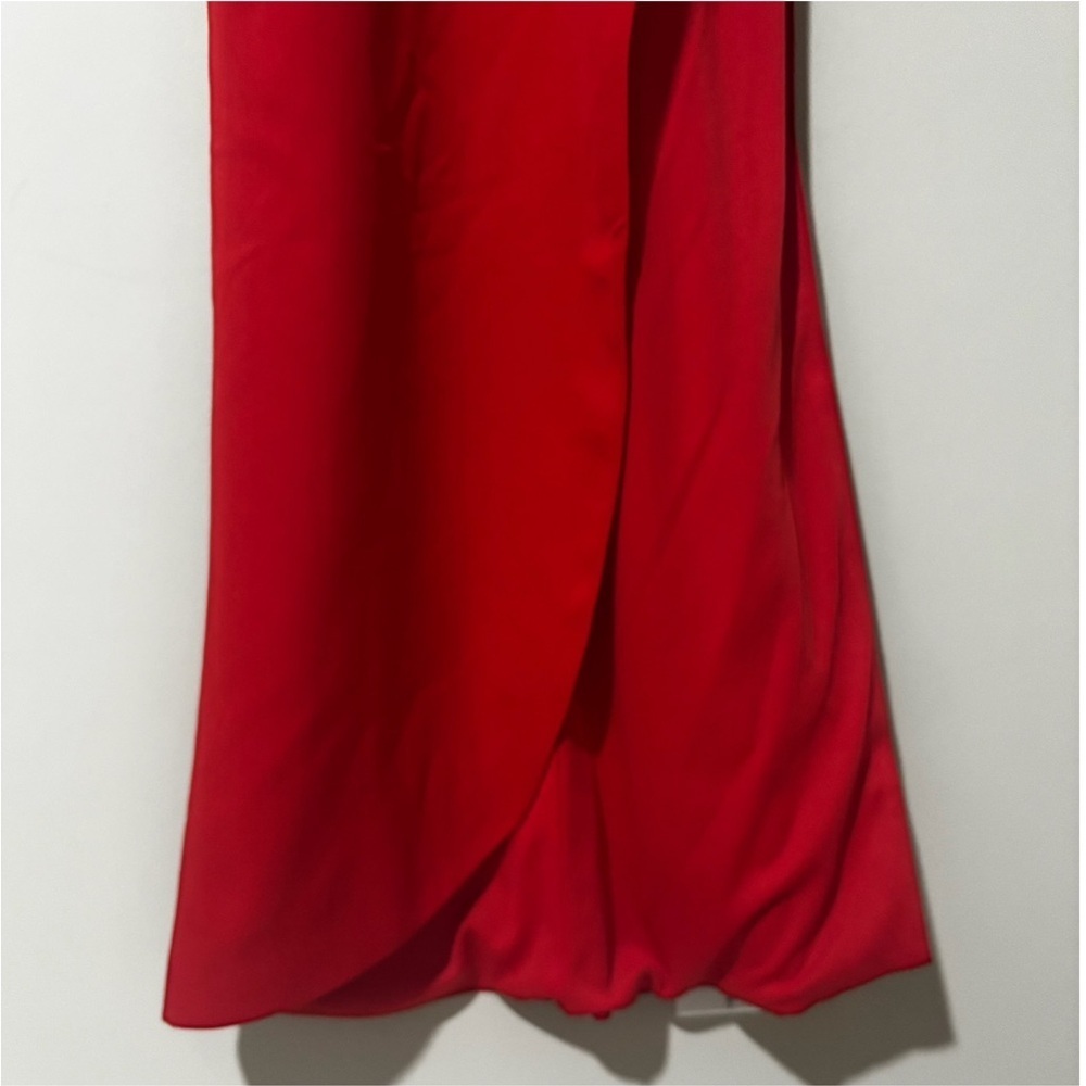 Mac Duggal Red Gown Cut Out Slit Size 6 - Picture 3 of 9